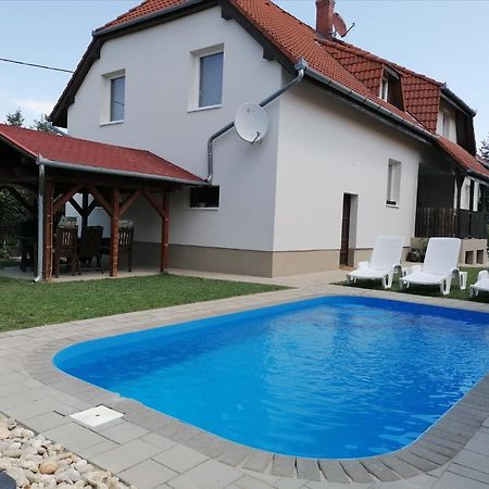 Villa Lili Apartments Balatonkeresztúr エクステリア 写真