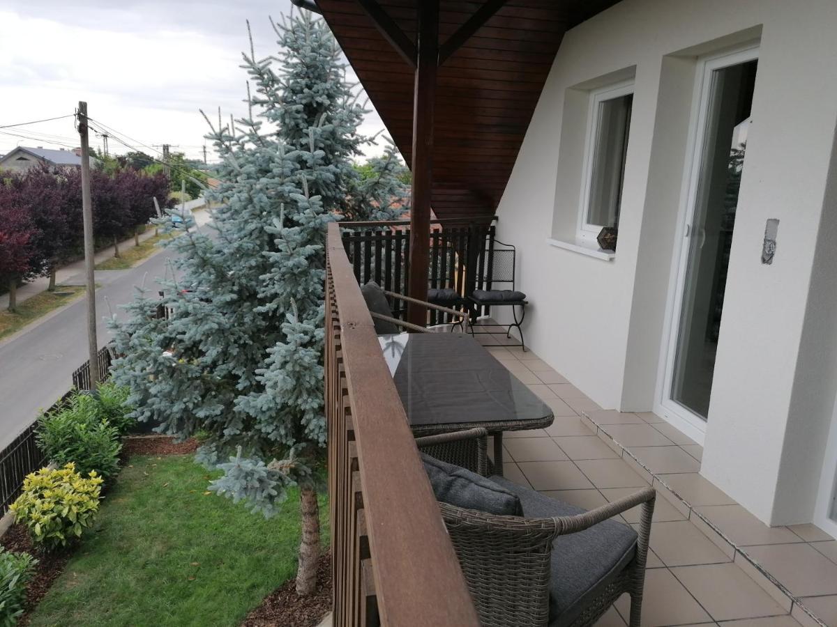 Villa Lili Apartments Balatonkeresztúr エクステリア 写真