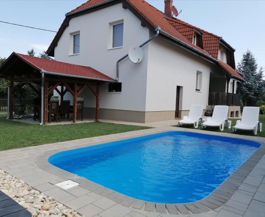 Villa Lili Apartments Balatonkeresztúr エクステリア 写真