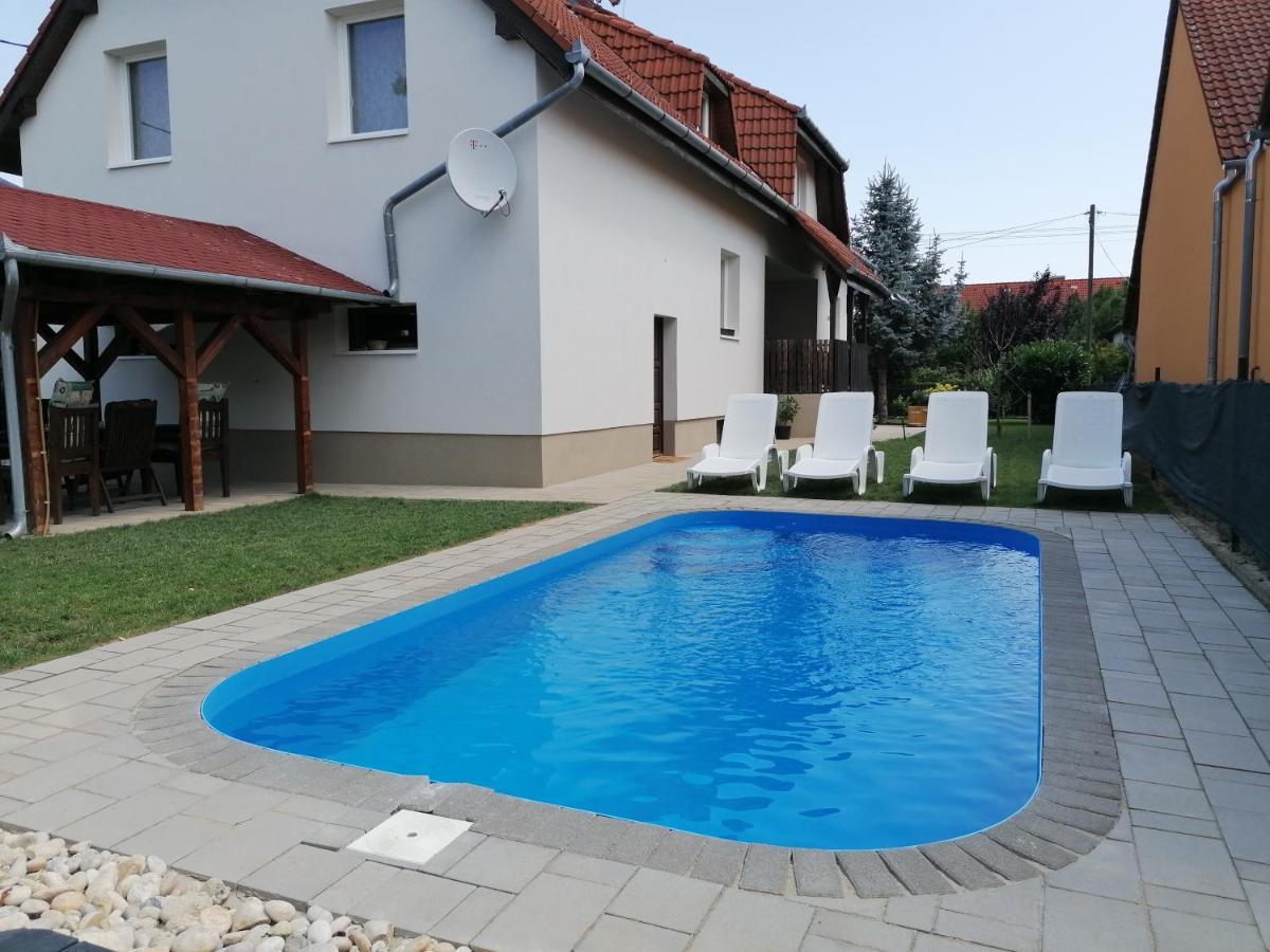 Villa Lili Apartments Balatonkeresztúr エクステリア 写真
