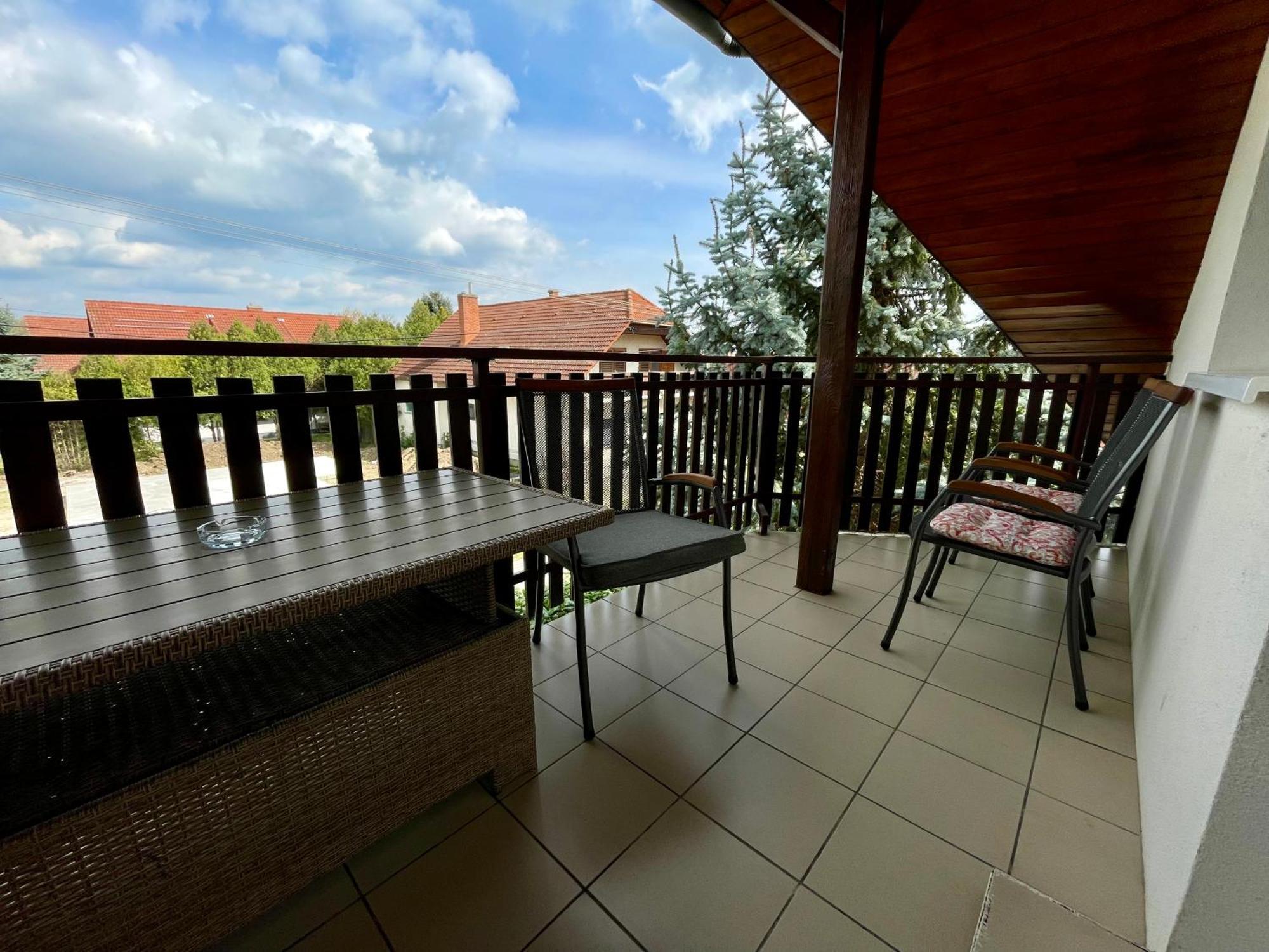 Villa Lili Apartments Balatonkeresztúr エクステリア 写真